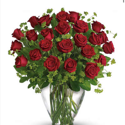 Bouquet of red roses in a clear glass vase