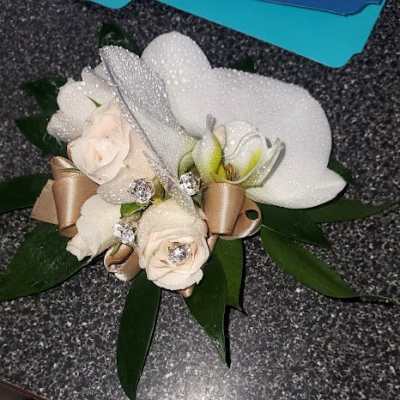 Small corsage with white flowers and silver ribbon