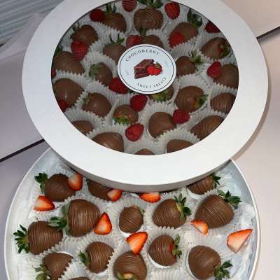 Signature Round Chocolate-Dipped Strawberries