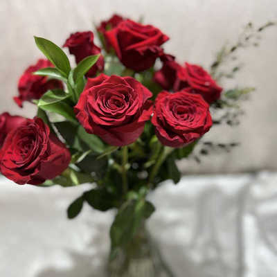 Bouquet of red roses in a clear glass vase