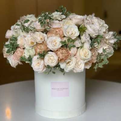 Cream and blush rose bouquet in a white hat box