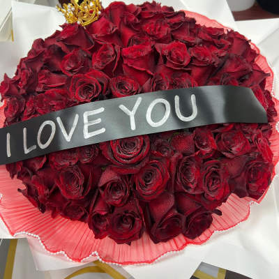 Large bouquet of red roses with a crown and "I LOVE YOU" ribbon