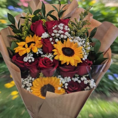 bouquet of roses and sunflowers