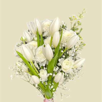 White tulips and ranunculus bouquet with baby’s breath