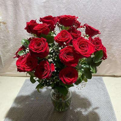 Bouquet of red roses in a clear glass vase