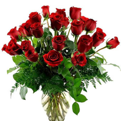 Bouquet of red roses in a clear glass vase