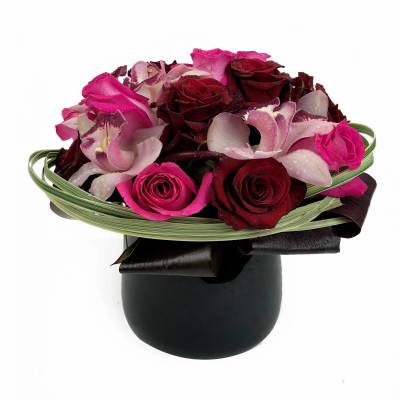 Bouquet of pink and burgundy roses in a black vase