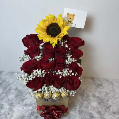 Box with 16 roses and 1 sunflower for different occasions