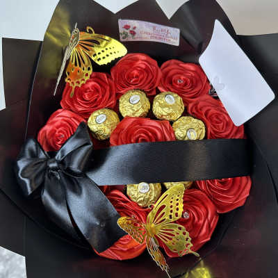 Bouquet of everlasting red roses