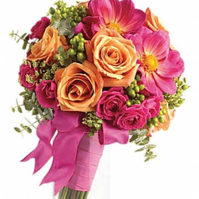 Bouquet of pink and peach roses in a glass vase