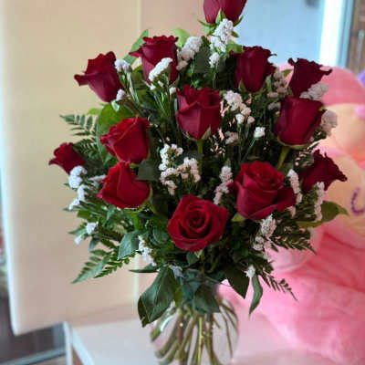 Bouquet of red roses in a clear glass vase