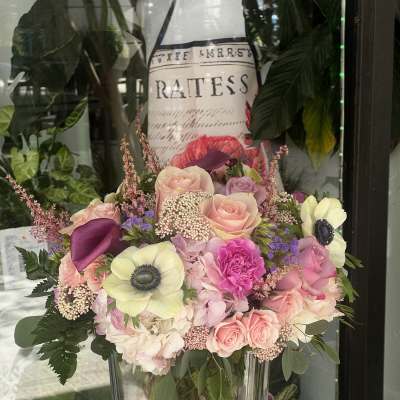 Mixed pink and cream bouquet in a clear glass vase