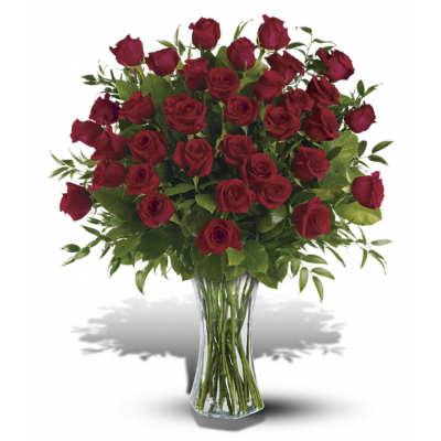 Bouquet of red roses in a clear glass vase