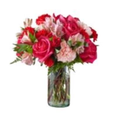 Bouquet of pink and red flowers in a clear glass vase