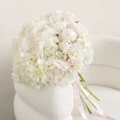 White bridal bouquet with hydrangeas and pale roses