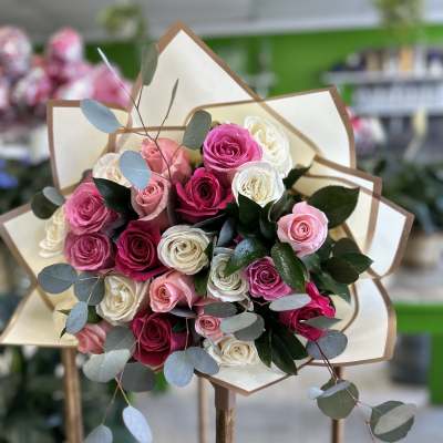 24 Pink roses