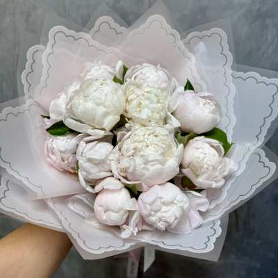 Lush color peonies bouquet