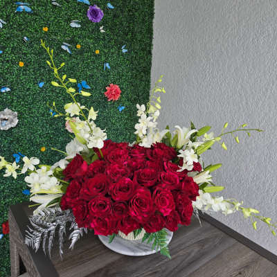 ELEGANT CENTERPIECE