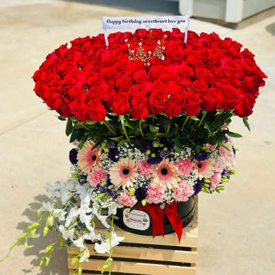 Arreglo de 100 rosas + flores surtidas