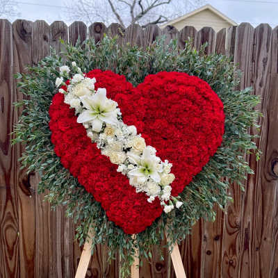 Corona en corazón de claveles rojos + lirios blancos