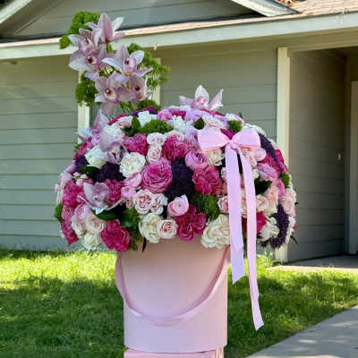 Caja de rosas + orquídeas + flores surtidas