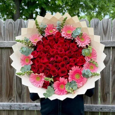 Ramo de rosas y gerberas