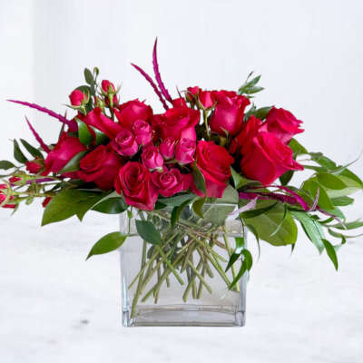 Pink rose bouquet in a clear glass vase