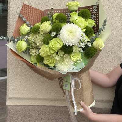 Hand wrapped bouquet 06