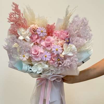 Pastel bouquet of pink roses and daisies with white flowers