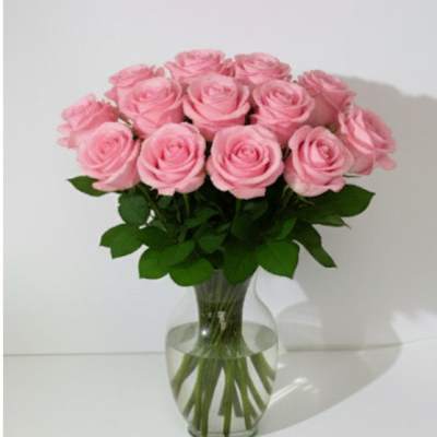 Bouquet of pink roses in a clear glass vase