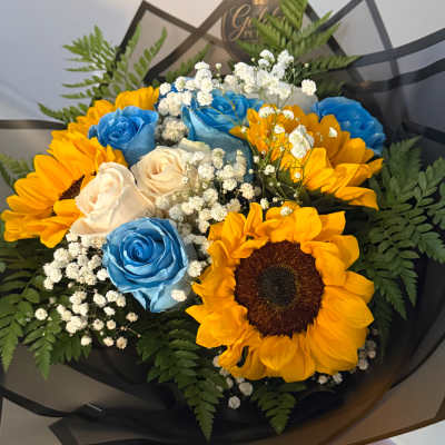 Bouquet of blue and white roses with sunflowers and baby's breath