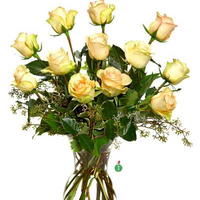 Bouquet of pale yellow roses in a clear glass vase
