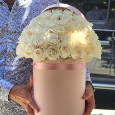 Large bouquet of cream roses in a pink hat box
