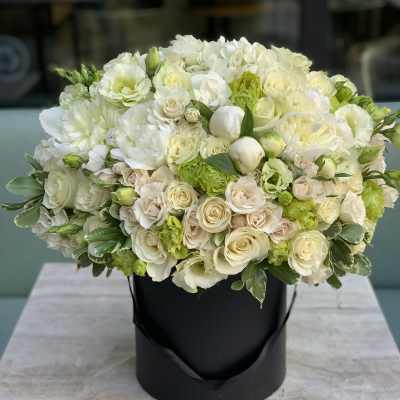 Elegant White & Green Floral Arrangement – Luxury Flower Box