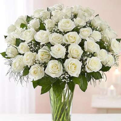 Bouquet of white roses in a clear glass vase