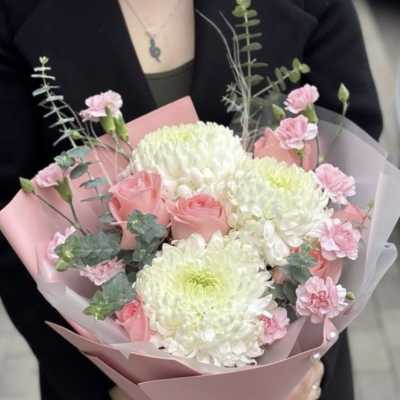 Pink and white bouquet with roses and large white blooms