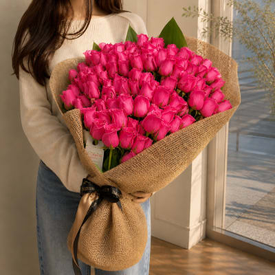 100 Roses Burlap Handheld Bouquet - Hot Pink