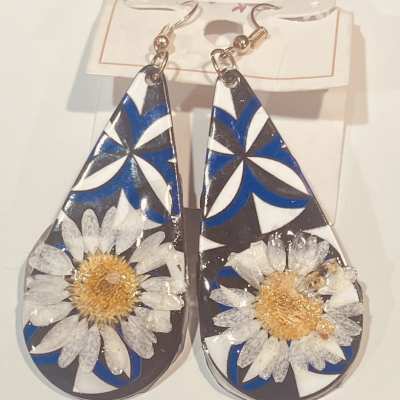 Custom Resin and Flower Jewelry orders ( consultation includes a bouquet of fresh sunflowers with green dragon filler.)