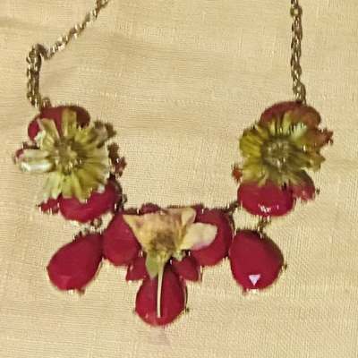 red resin and daisy and flowers necklace