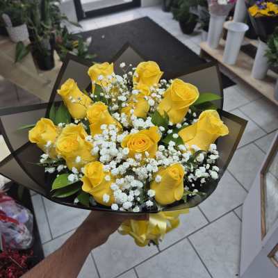 12 yellow roses