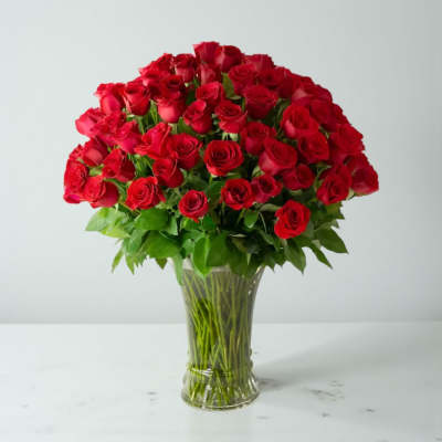 Bouquet of red roses in a clear glass vase