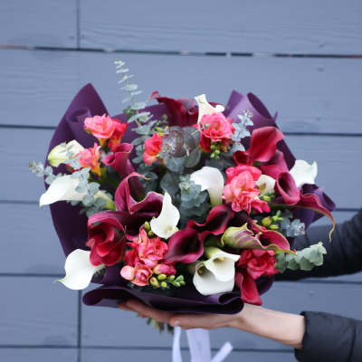 Bouquet of burgundy and white calla lilies with pink flowers