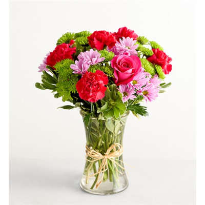 Bouquet of pink and red flowers in a clear glass vase