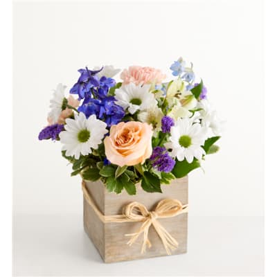 Mixed bouquet in a wooden box with a peach rose and white daisies
