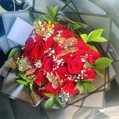 Bouquet of red roses with baby’s breath and butterfly picks