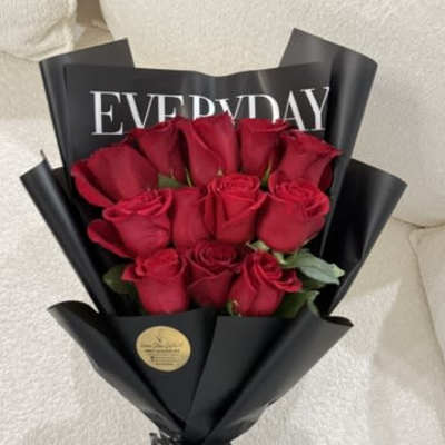 Classic 12 Red Roses