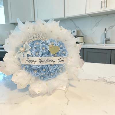 Blue rose bouquet with white tulle and a birthday message