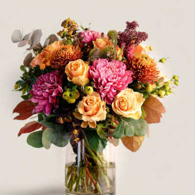 Bouquet of pink and peach flowers in a clear glass vase