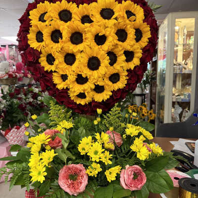 3D heart with roses and sunflowers