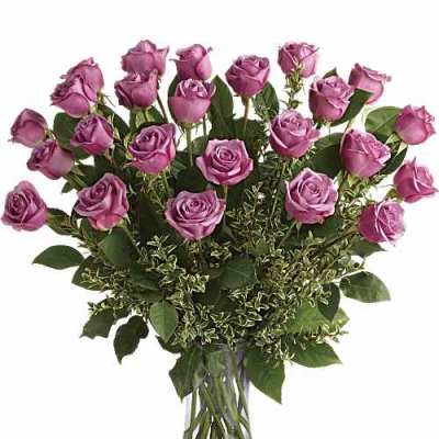 Bouquet of pink roses in a clear glass vase